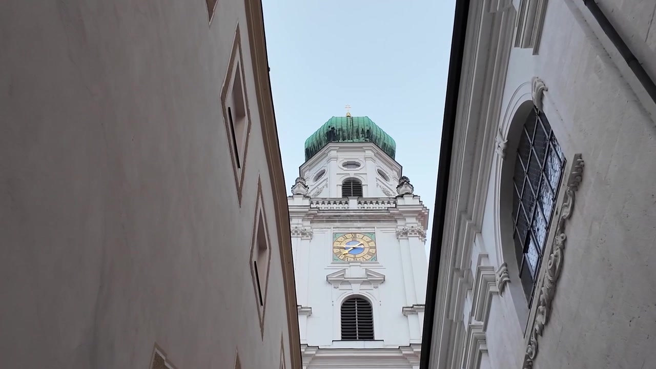 Wieża katedry św. Szczepana z zieloną miedzianą kopułą i zegarem w zbliżeniu, Pasawa, Bawaria, Niemcy.