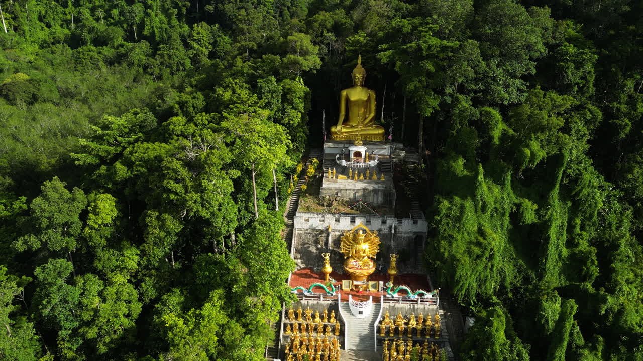 templo de la montaña de buda en krabi, tailandia, vista aérea