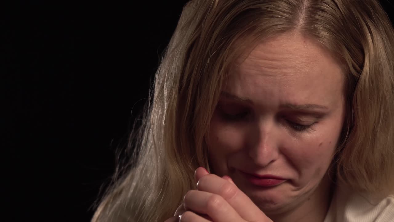 유럽의 금발 소녀가 그녀의 삶에 대해 걱정하고, 슬프고, 우울합니다.