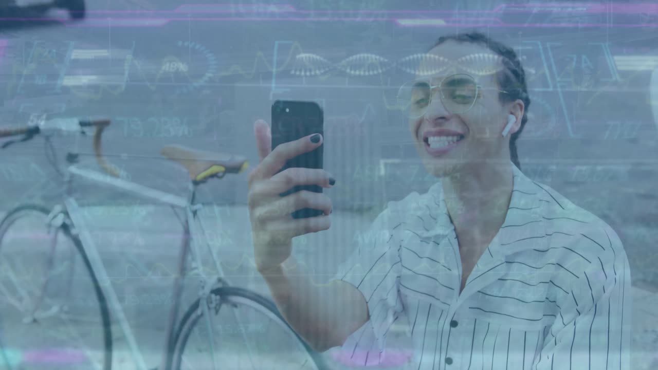 un hombre de raza mixta con rastrillos largos está sentado en la calle, usando un teléfono inteligente y escuchando