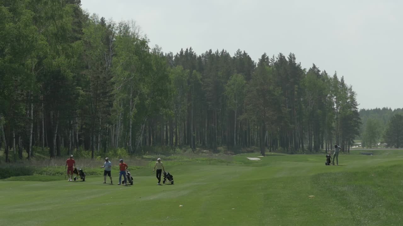 숲 속 의 골프장 에 있는 골퍼 들