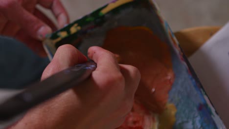 primer plano de un artista mezclando colores en un paladar 1