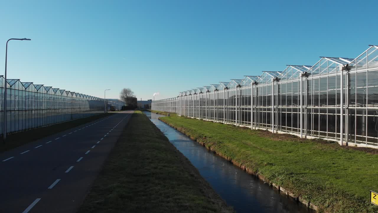 vista aérea de un moderno invernadero agrícola en los países bajos