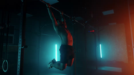 joven atleta haciendo ejercicio abdominal en el gimnasio. joven atleta haciendo ejercicio abdominal en el gimnasio. cámara lenta luz de color