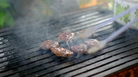 Gekochte-Fleischbällchen-Werden-Vom-Grill-Genommen