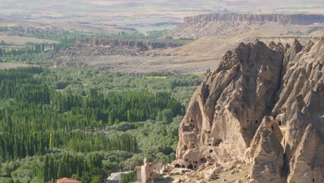 selime, aldea anatolia y chimeneas de hadas en el valle de ihlara, aksaray, turquía