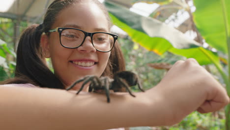 Teenagermädchen-Hält-Eine-Vogelspinne-Im-Zoo-Und-Genießt-Einen-Ausflug-Zum-Naturschutzgebiet.-Studentin-Hat-Spaß-Daran,-Etwas-über-Spinnentiere-Zu-Lernen-4k