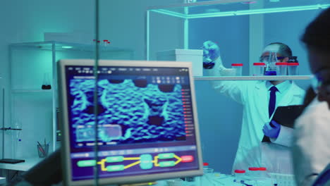 químico comprobando herramientas químicas trabajando hasta tarde para la investigación médica