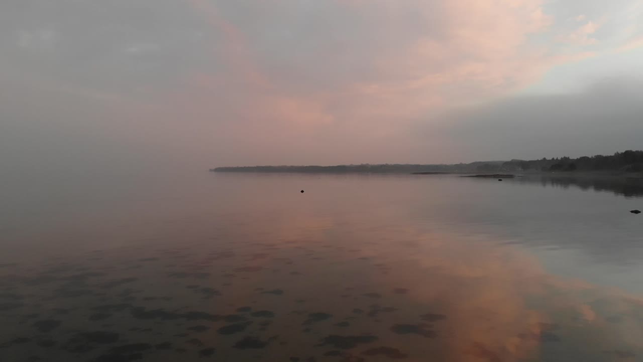 파도와 바닷새가 있는 아름다운 일몰 색상의 바다의 공중 전망