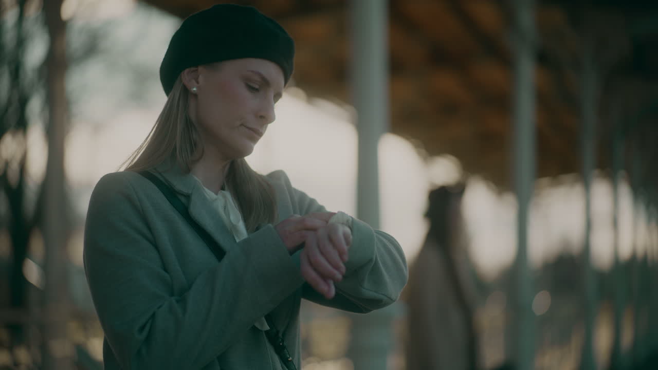 нетерпеливая женщина ждет.