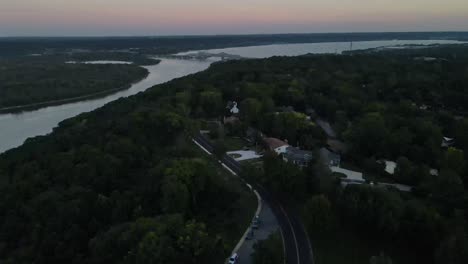 Blick-Aus-Der-Luft-Auf-Den-Grandview-Drive-Und-Den-Illinois-River---Peoria-Und-East-Peoria,-Illinois