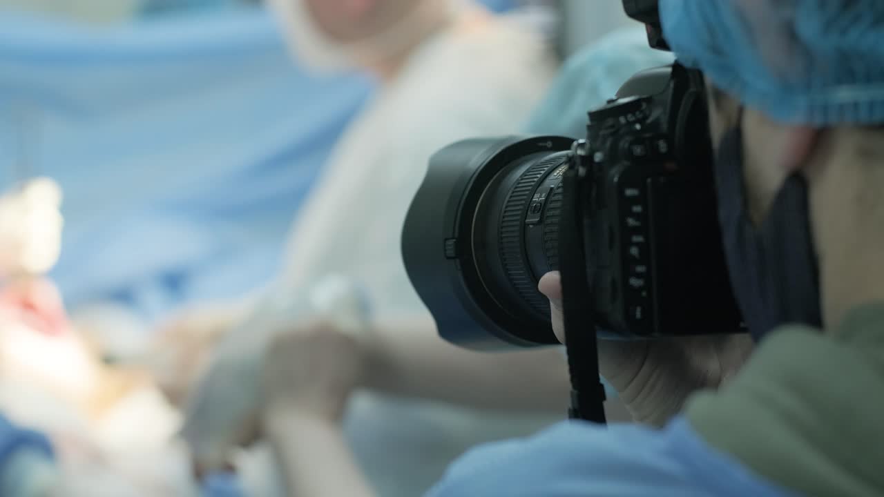 수술실에서 수술팀의 지도하에 가 증강, 흐릿한 배경