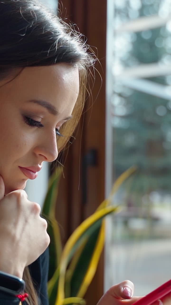 mujer usando el teléfono en un café