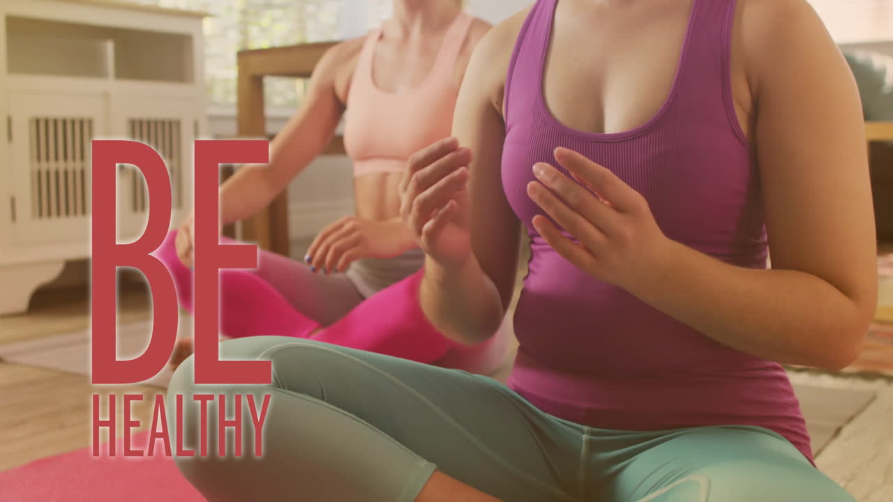 가정에서 운동하는 다양한 여성 커플의 건강에 대한 애니메이션