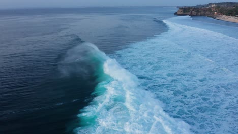 Wellen-Und-Surfer-An-Der-Südküste-Der-Bali-insel-Am-Indischen-Ozean,-Filmische-Dämmerungsantenne