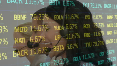 animación del procesamiento de datos sobre personas de negocios que usan auriculares telefónicos
