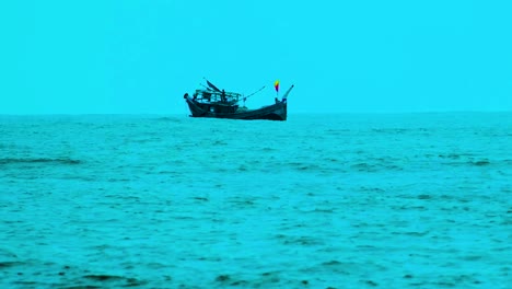 Barco-Pesquero-Anclado-Con-Pescadores-En-El-Océano-Con-Olas-Y-Viento-En-Un-Entorno-De-Mar-Y-Cielo-Azul.