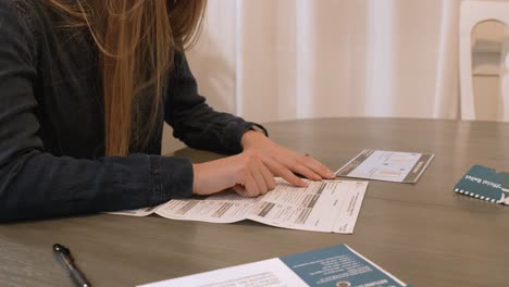 mujer con cabello largo leyendo su correo en las opciones de candidatos políticos de la boleta