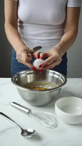 mujer preparando mezcla de huevos para hornear