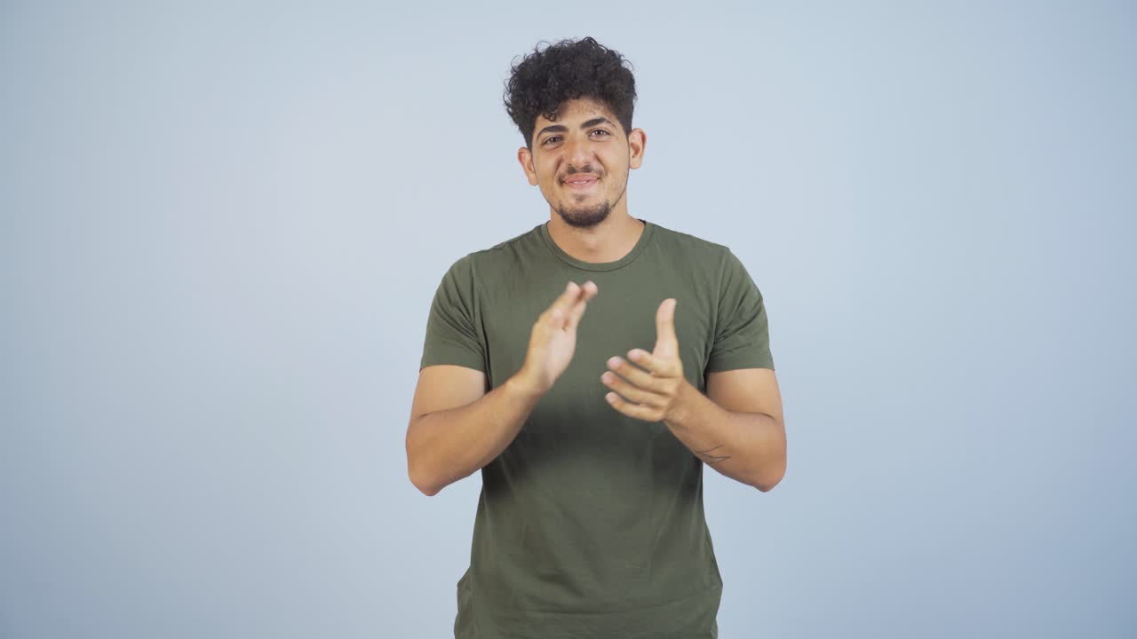 남자가 카메라에 흥분해서 박수를 치고 있습니다.