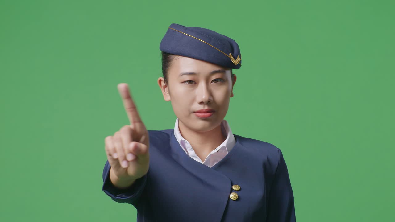 그린 스크린 배경 스튜디오에서 지표손가락 신호 없이 당신을 가리키고 불쾌감을 표하는 아시아 여성 승무원의 클로즈업