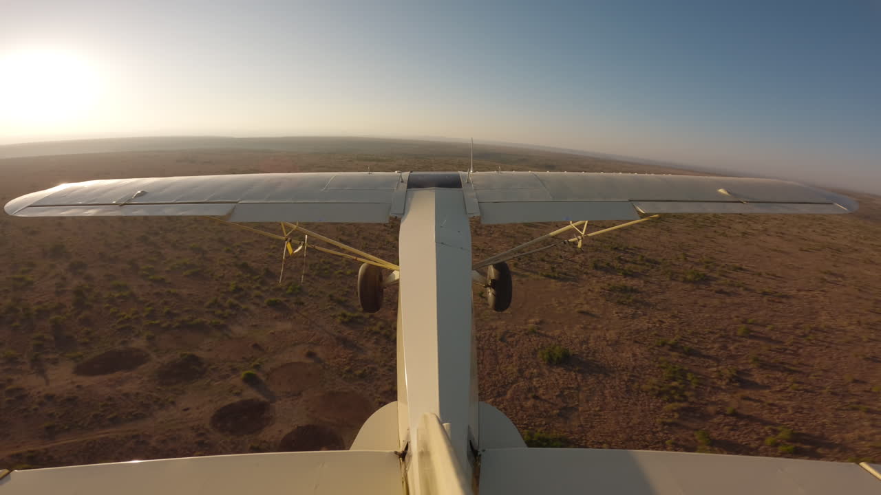 Aereo bushcraft in volo sopra le praterie aride della savana