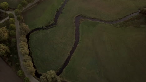 Vogelperspektive-Auf-Einen-Kleinen-Bach-In-Einem-Feld-Bei-Sonnenaufgang