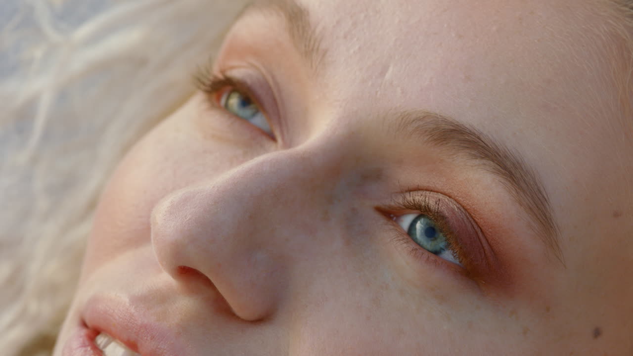 아름다운 금발 여성의 초상화 영성을 탐구하는 여행을  ⁇ 상하는 바람이 불고 있는 머리카락으로 평화로운 경험을 즐기는