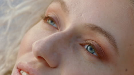 retrato de cerca de una hermosa mujer rubia explorando la espiritualidad contemplando el viaje disfrutando de una experiencia pacífica con el viento soplando el cabello