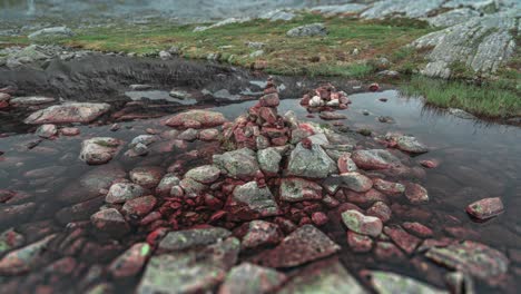 Ein-Flacher-Bach-Fließt-Durch-Das-Felsige-Gelände-Eines-Bergplateaus