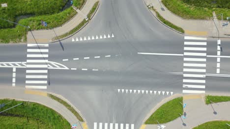 高速道路交差点インターチェンジ道路の上空から眺める