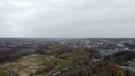 Eine-Aufsteigende-Drohne-Schoss-über-Eine-Stadt-In-England-Mit-Dem-Fluss-Stour