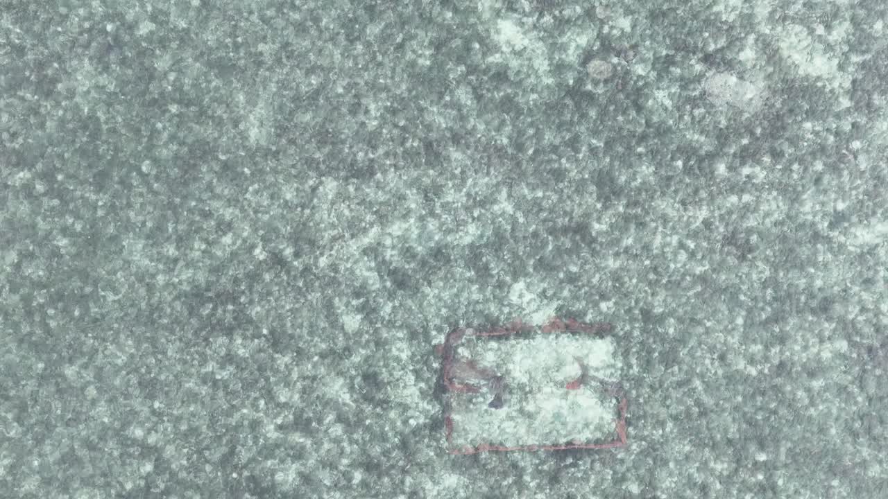 Una ripresa aerea con drone cattura l'acqua turchese e le strutture della barriera corallina in Micronesia