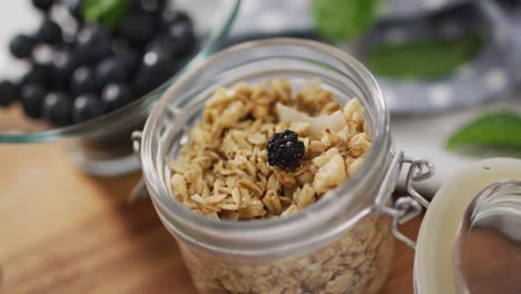 video de cereales y frutas en frasco en la encimera blanca de la cocina