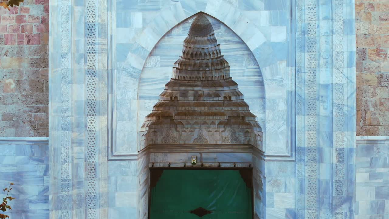 vista aérea de la gran mezquita histórica de bursa con un avión no tripulado