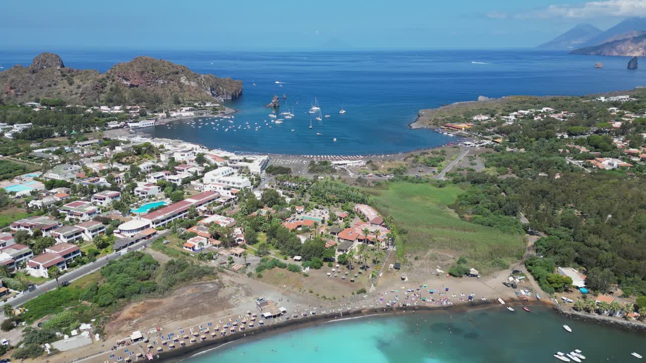 vulcano 섬 마을과 화산 해변과 이탈리아 에올리안 섬의 만 - 공중 4k