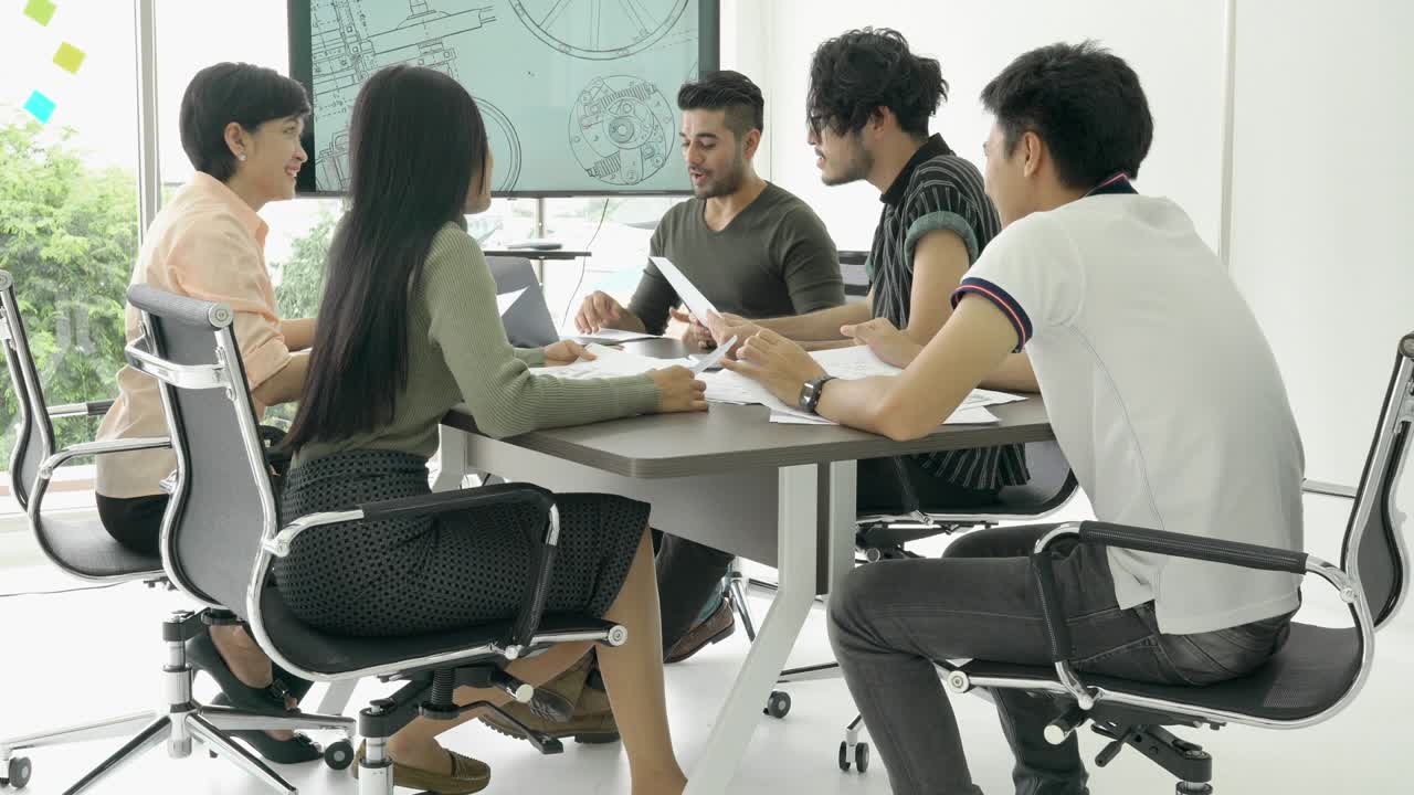 비즈니스맨과 비즈니스맨이 함께 아이디어를 공유하는 중동 또는 서아시아를 중심으로 한 대륙 간 지역.