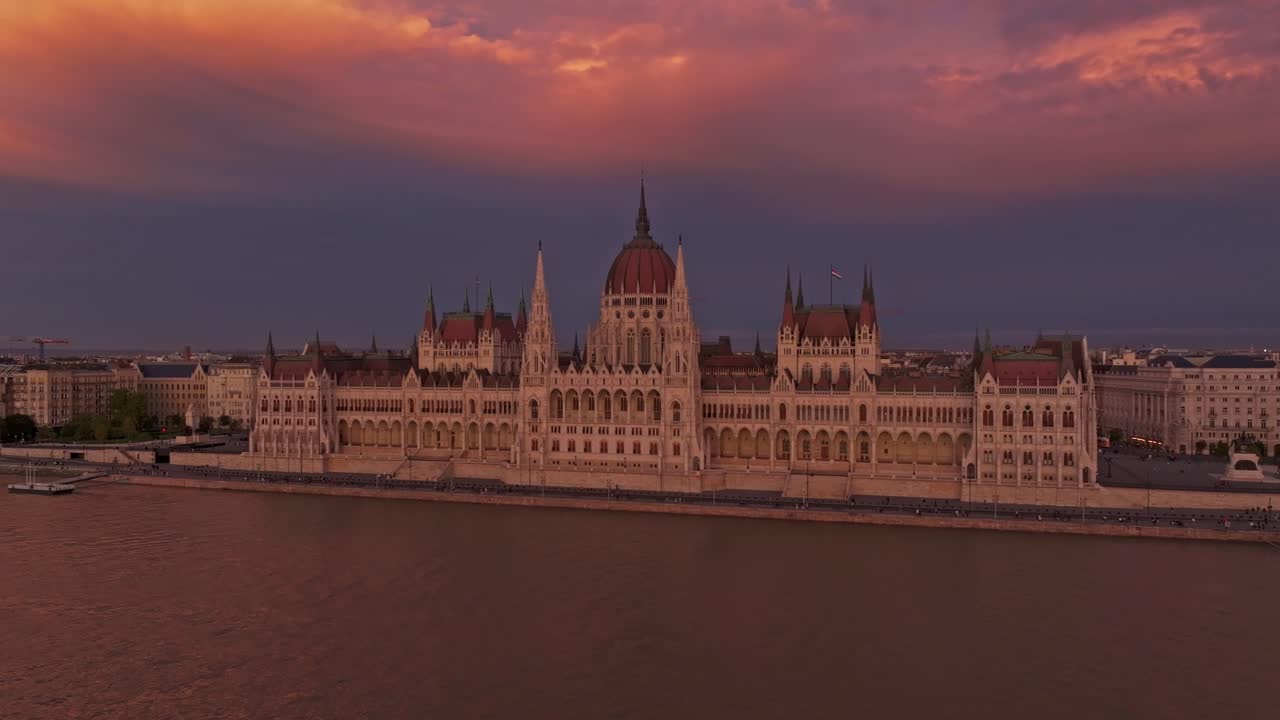 Palazzo del Parlamento Ungherese e Fiume Danubio al Tramonto