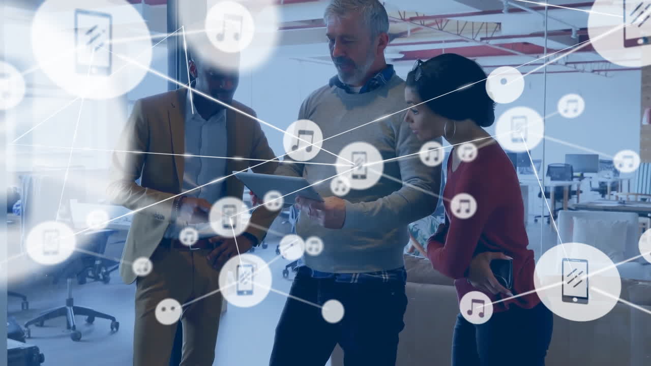 다양한 동료들이 작업에 대해 논의하는 아이콘을 가진 연결 네트워크의 애니메이션