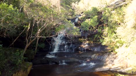 Antena-Drone-Pan-Escénica-Vista-Naturaleza-De-Somersby-Falls-Turista-Cascada-Río-Atracción-Central-Costa-Brisbane-Agua-Parque-Nacional-Piles-Creek-Kariong-Nsw-Australia-4k