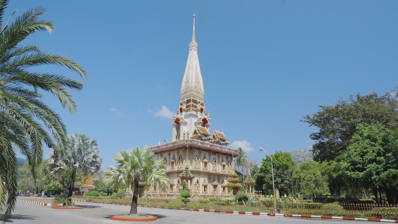 불교 사원  샤롱 (wat chalong) 은 태국 푸켓 (phuket) 의 유명한 관광 명소입니다.