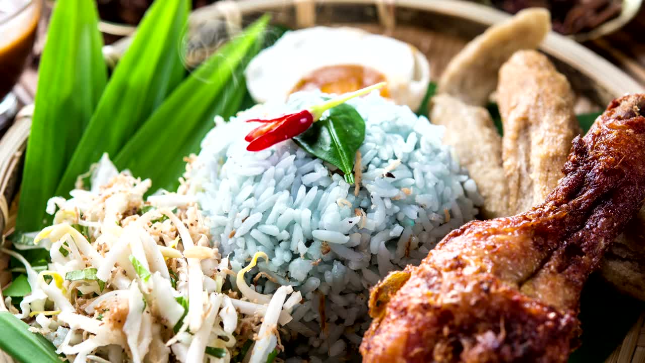 나시 케라부 (nasi kerabu) 또는 나시 울람 (nasi ulam)