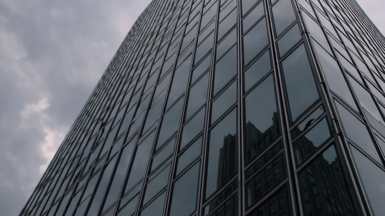 Fachada Moderna de Arranha-Céu em um Dia Nublado