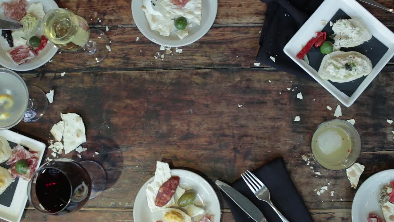 amigos alrededor de la mesa en un restaurante de moda