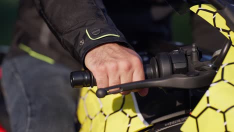 Mano-De-Hombre-Acelerando-En-Motocicleta-Deportiva---Primer-Plano