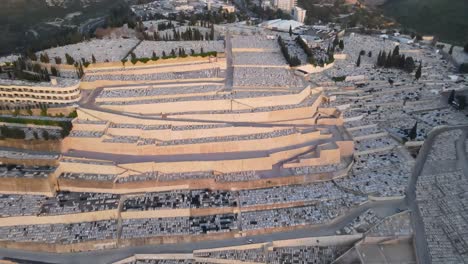 imágenes de drones del cementerio de har hamenuchot al atardecer