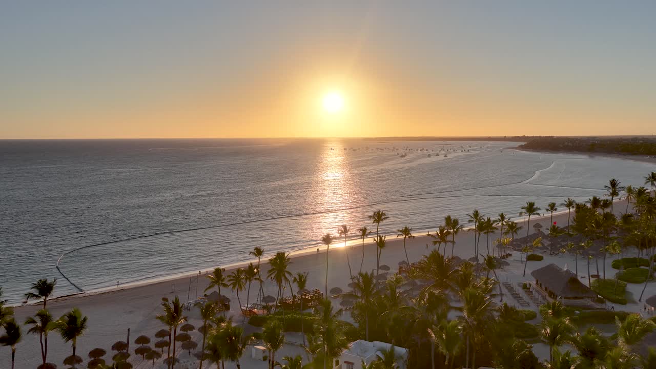 Praia do Nascer do Sol em Bávaro, Punta Cana, República Dominicana. Horizonte ao nascer do sol, paisagem de praia e paisagem marítima natural. Palmeiras cênicas.