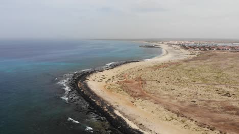 costa con vistas a la playa bikini en segundo plano en sal cabo verde