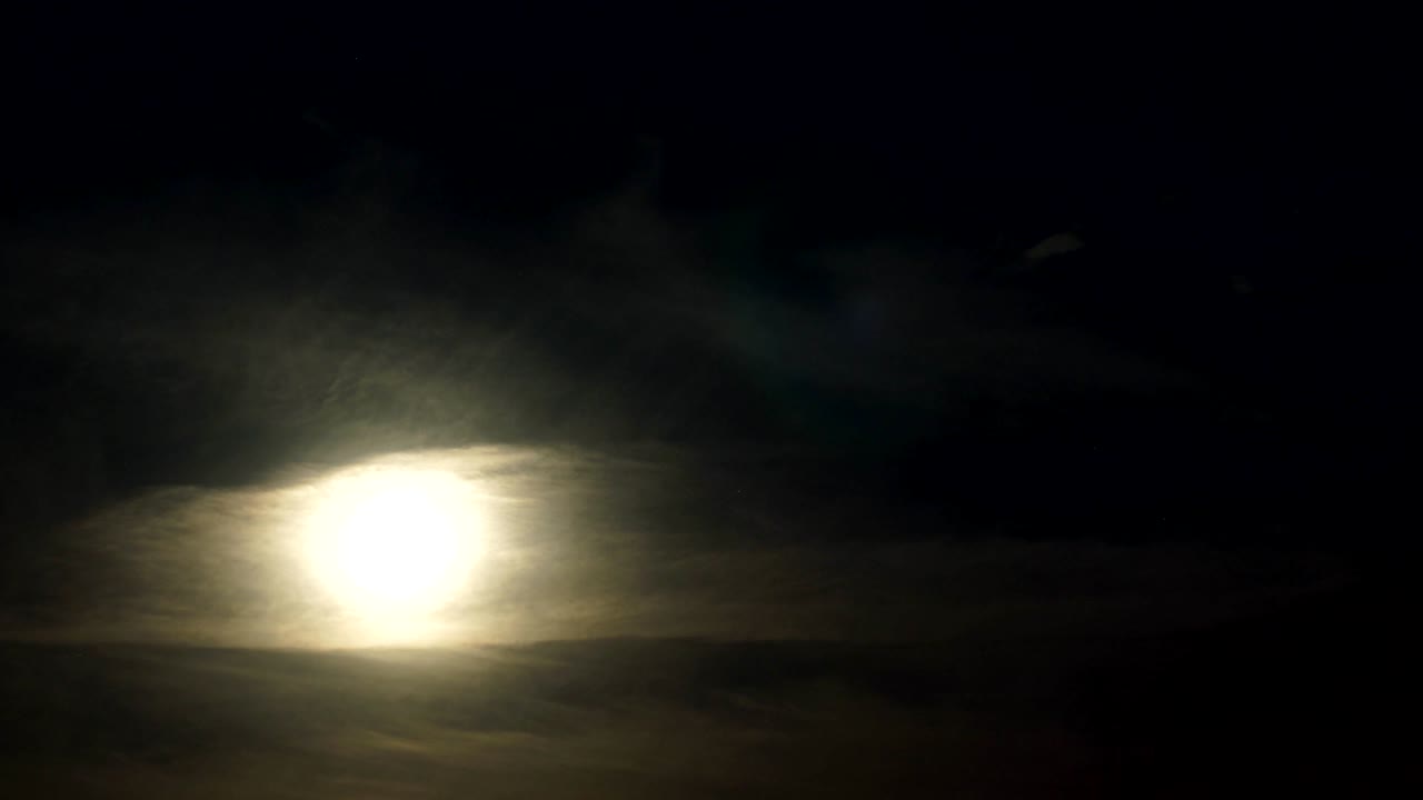 nubes de la noche de luna llena