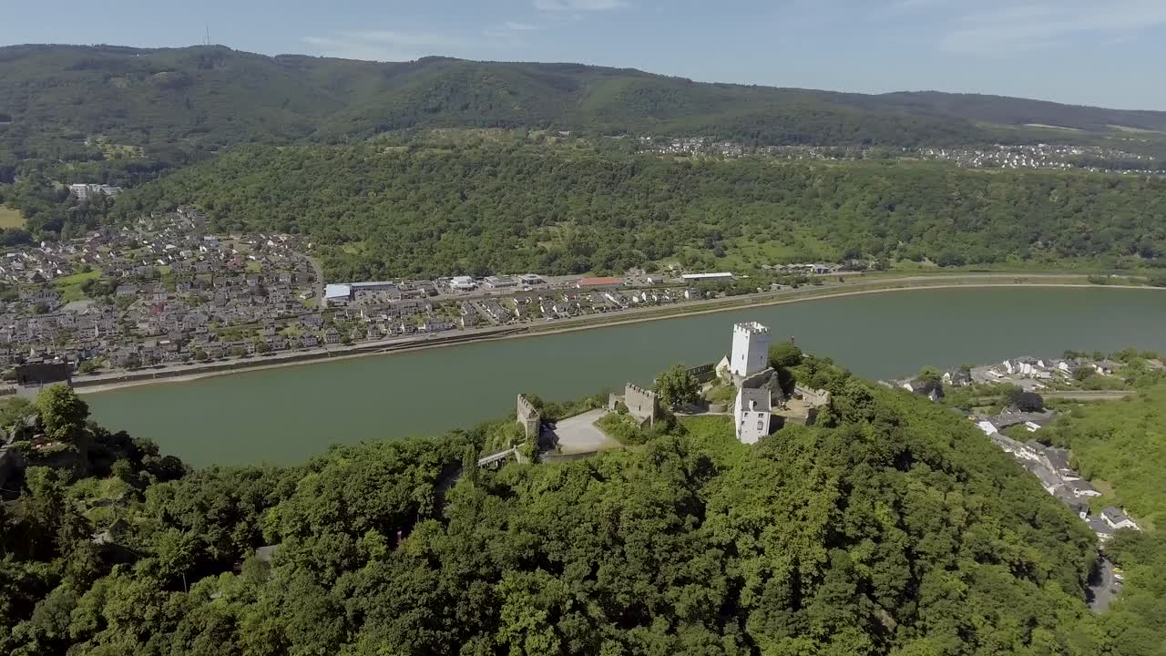 무인 항공기가 강과 평행하게 날아 산에 두 개의 성을 드러냅니다.